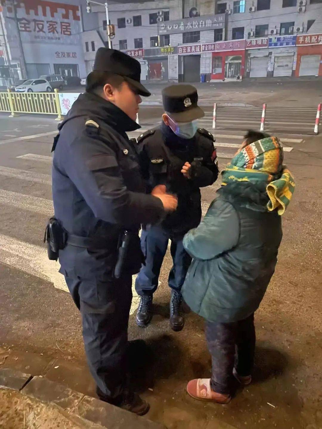发现了老人在商品街一个便利店门口任泽区特巡警立刻出警接警后在热心