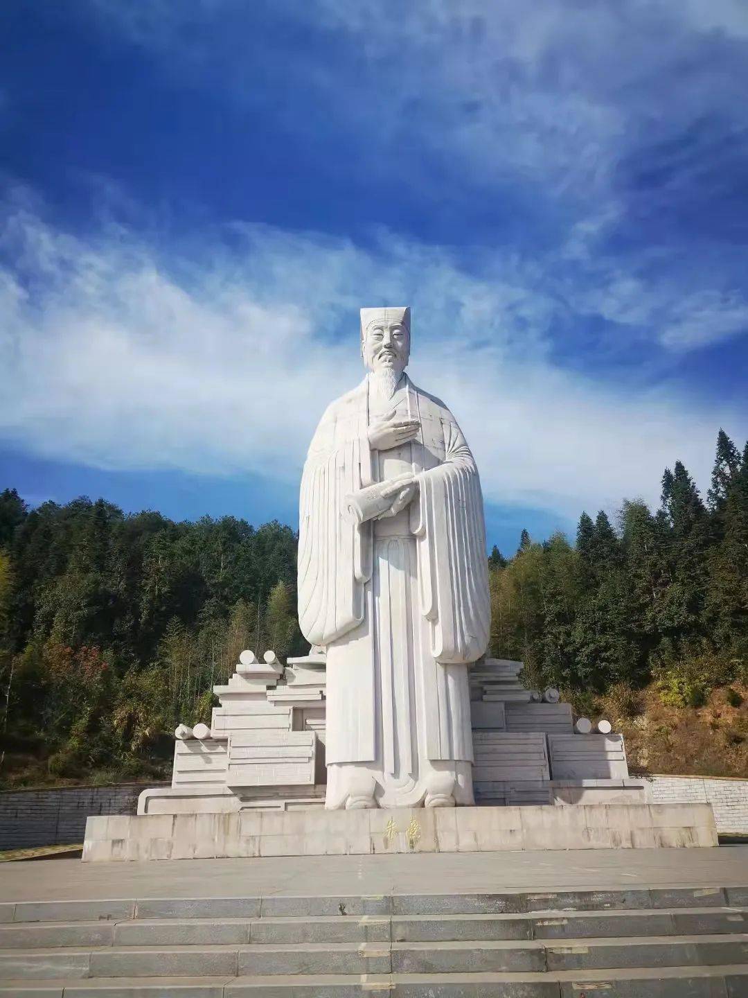 这里有朱熹故居紫阳楼遗址,有他就读或讲学过的屏山书院,兴贤书院,有