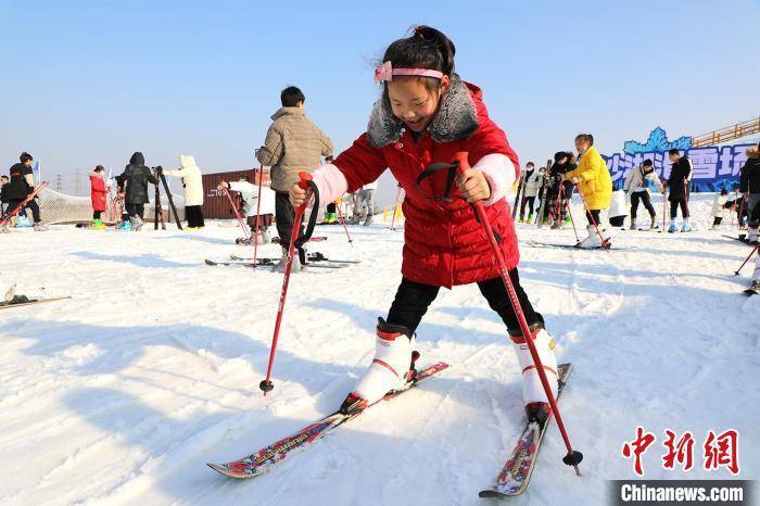 游客|享雪趣迎冬奥 江苏阜宁冰雪运动“热”起来