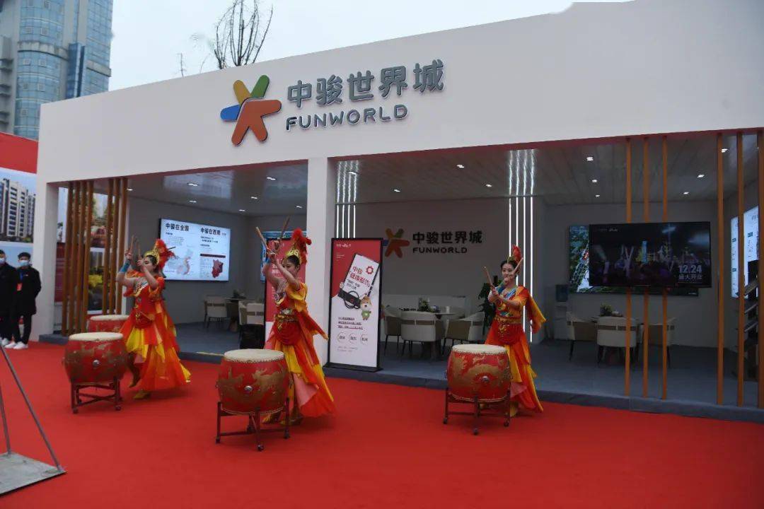 今年房交会企业带来了所有在售房源,在展厅设计上也着重突出了楼盘的