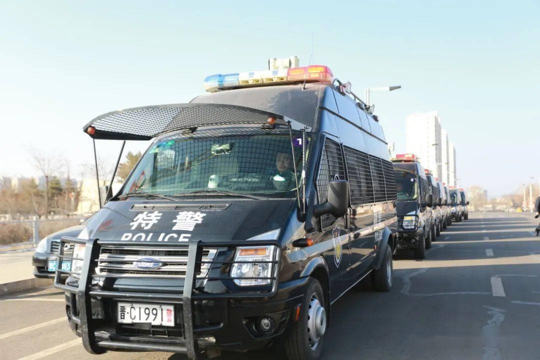 三晋直通车盂县公安局在宪法广场举行以人民至上110勇毅护航新征程为