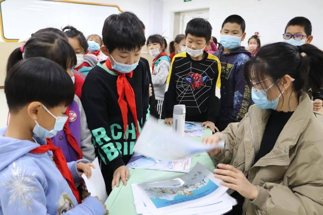 冰墩墩带着铭铭品品游冬奥良乡小学铭品校区举行知识游戏大冲关活动