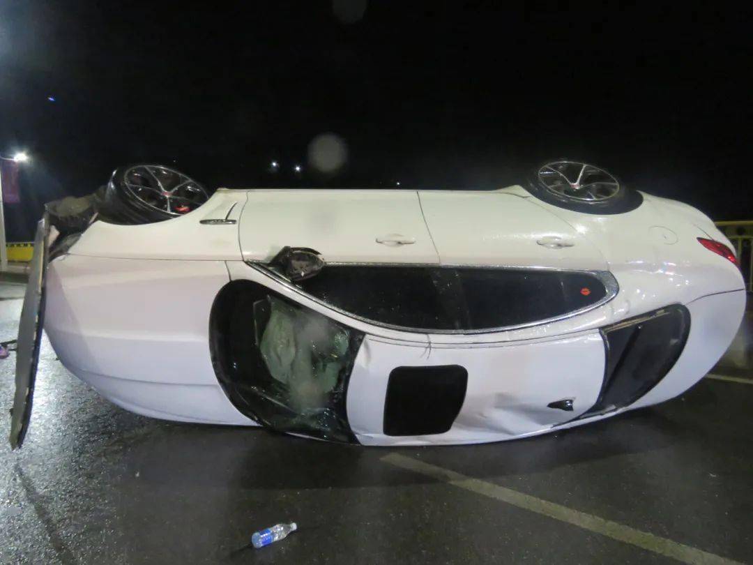 贺州灵峰大桥一小车上演"翻车特技"_安全带_朱某蓉_事故