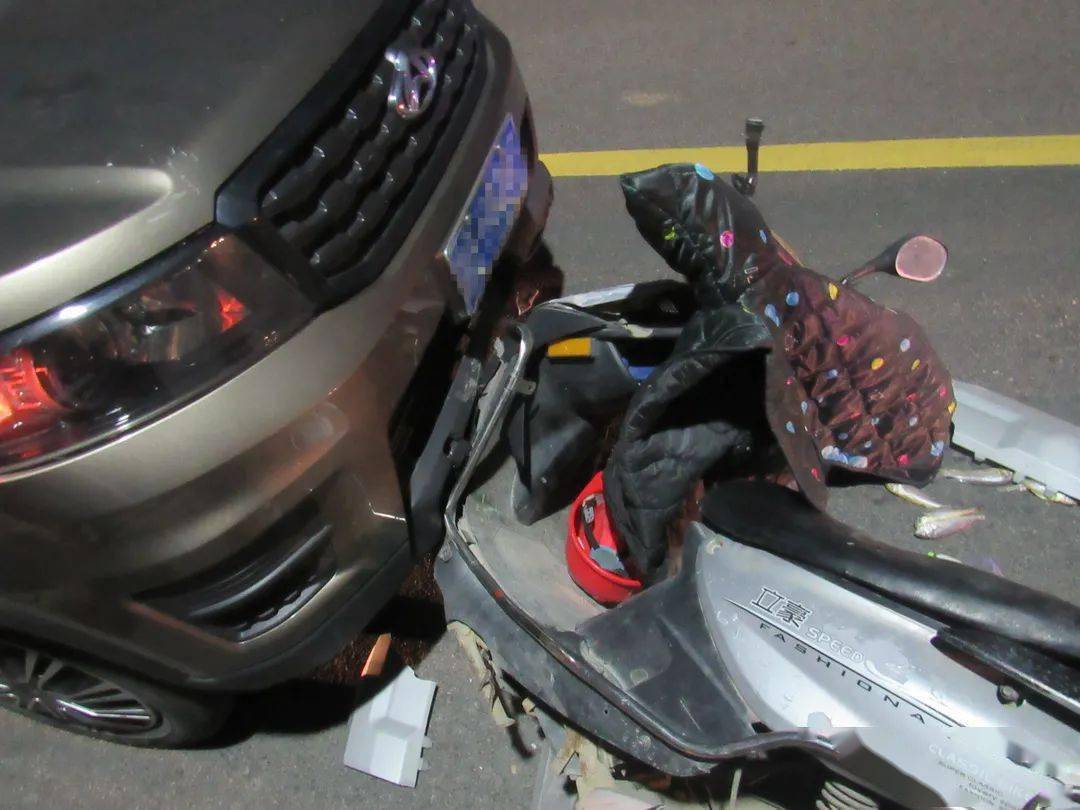 象山晓塘一电动车逆行与车相撞头部撞击地面受伤