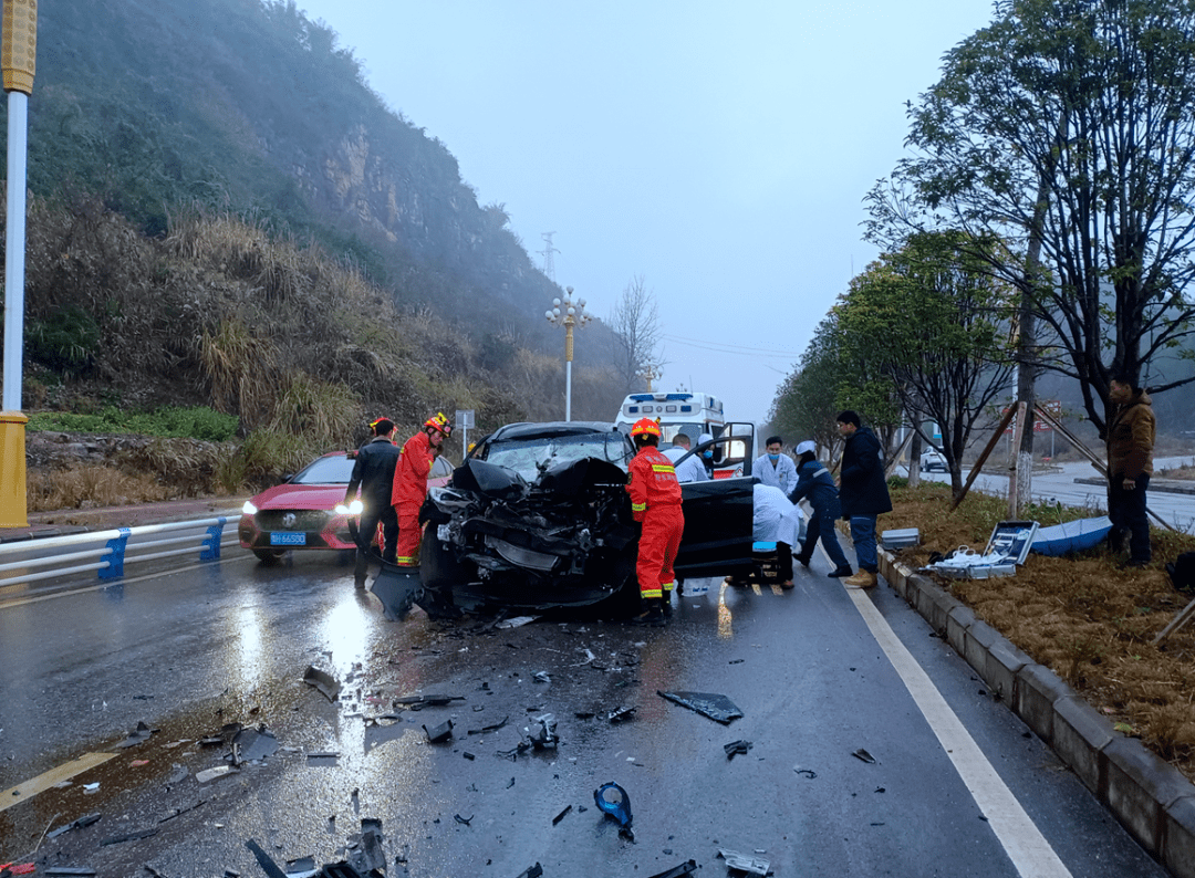 接到报警后,施秉消防救援大队出动一个抢险救援编队赶往现场处置.