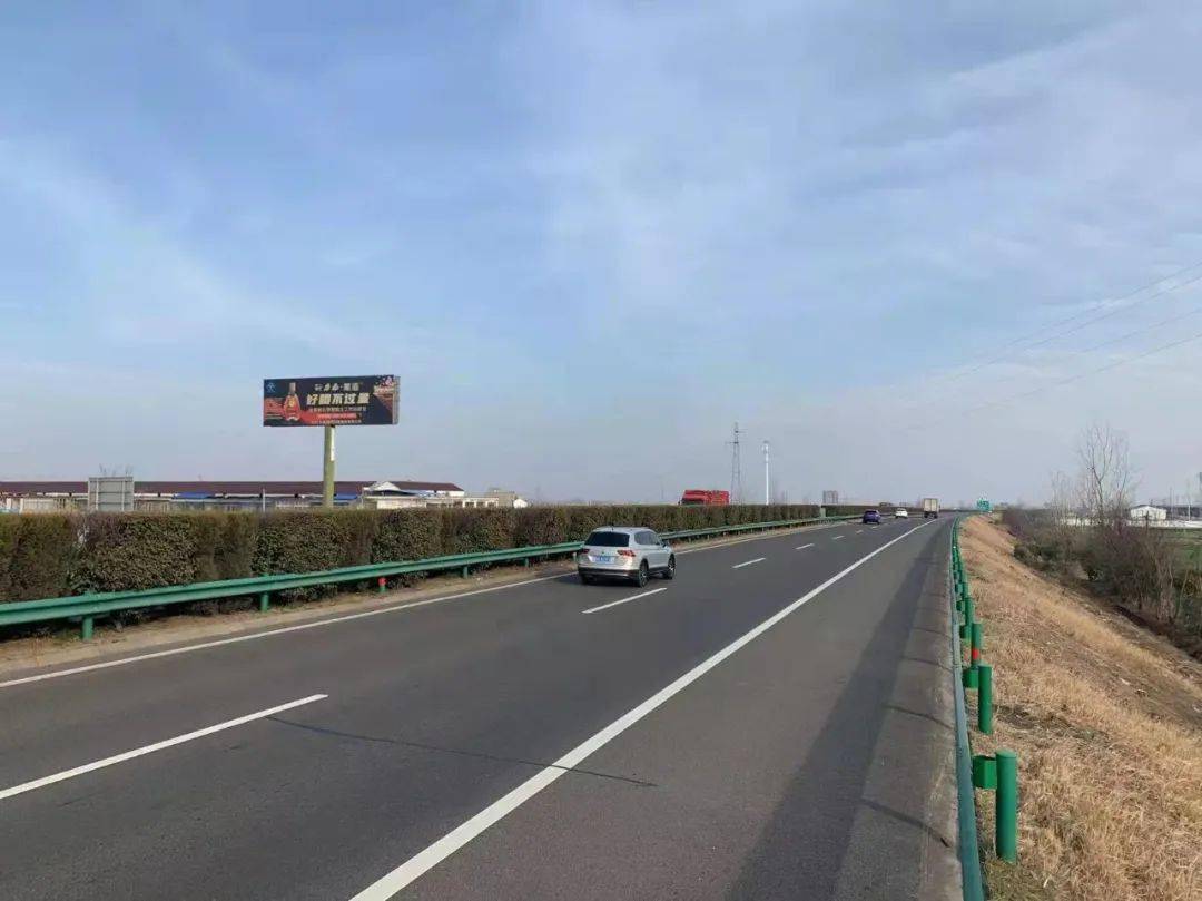 高速公路,高铁和机场是一座城市与外界沟通的重要桥梁,其沿线景观直接