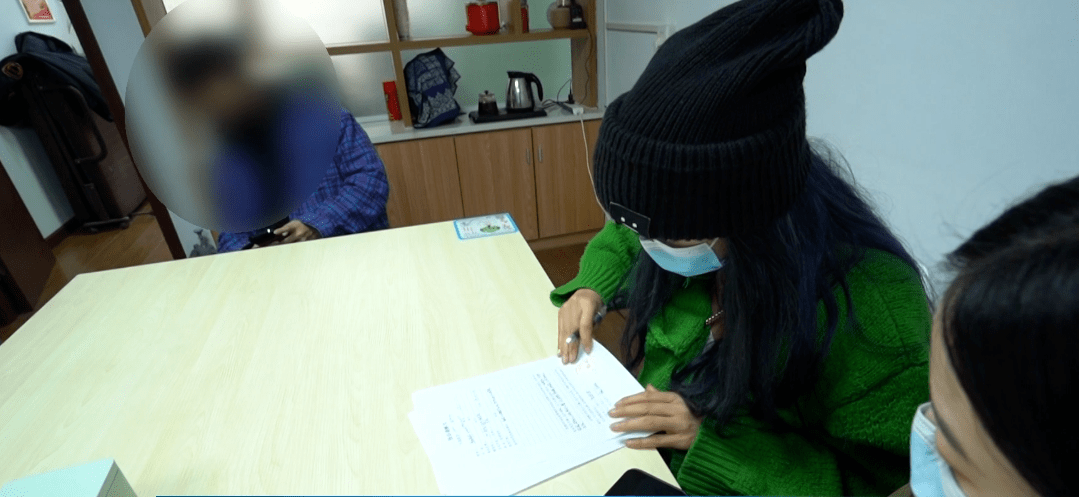 市场女子11小时染发2次，最后头发竟成这样！还被理发师嘲笑？