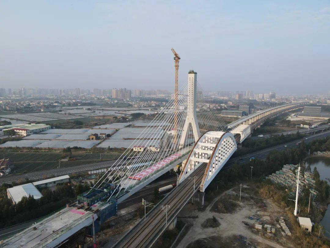 福厦高铁木兰溪特大桥斜拉桥主梁顺利合龙
