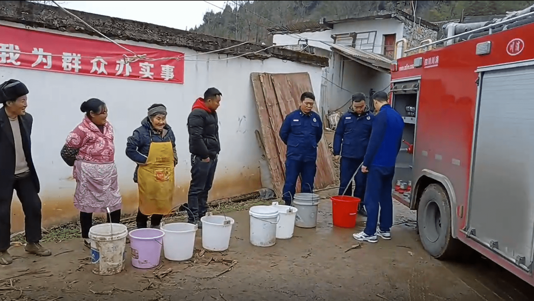 我为群众办实事 贵州黔西政府专职消防队为群众送水解民忧 大关镇 用水 前进社区