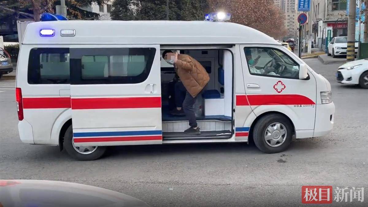 拍摄视频显示,一男子手提行李箱和桶装矿泉水走向隔离车,自己打开车门