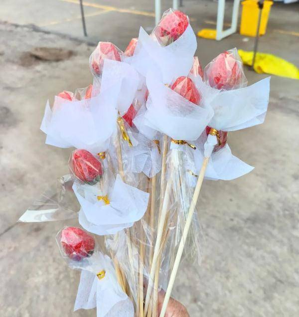 草莓花束 自制热水袋 杭州抗疫一线 这些细节太暖心 采样 核酸 市红会医院