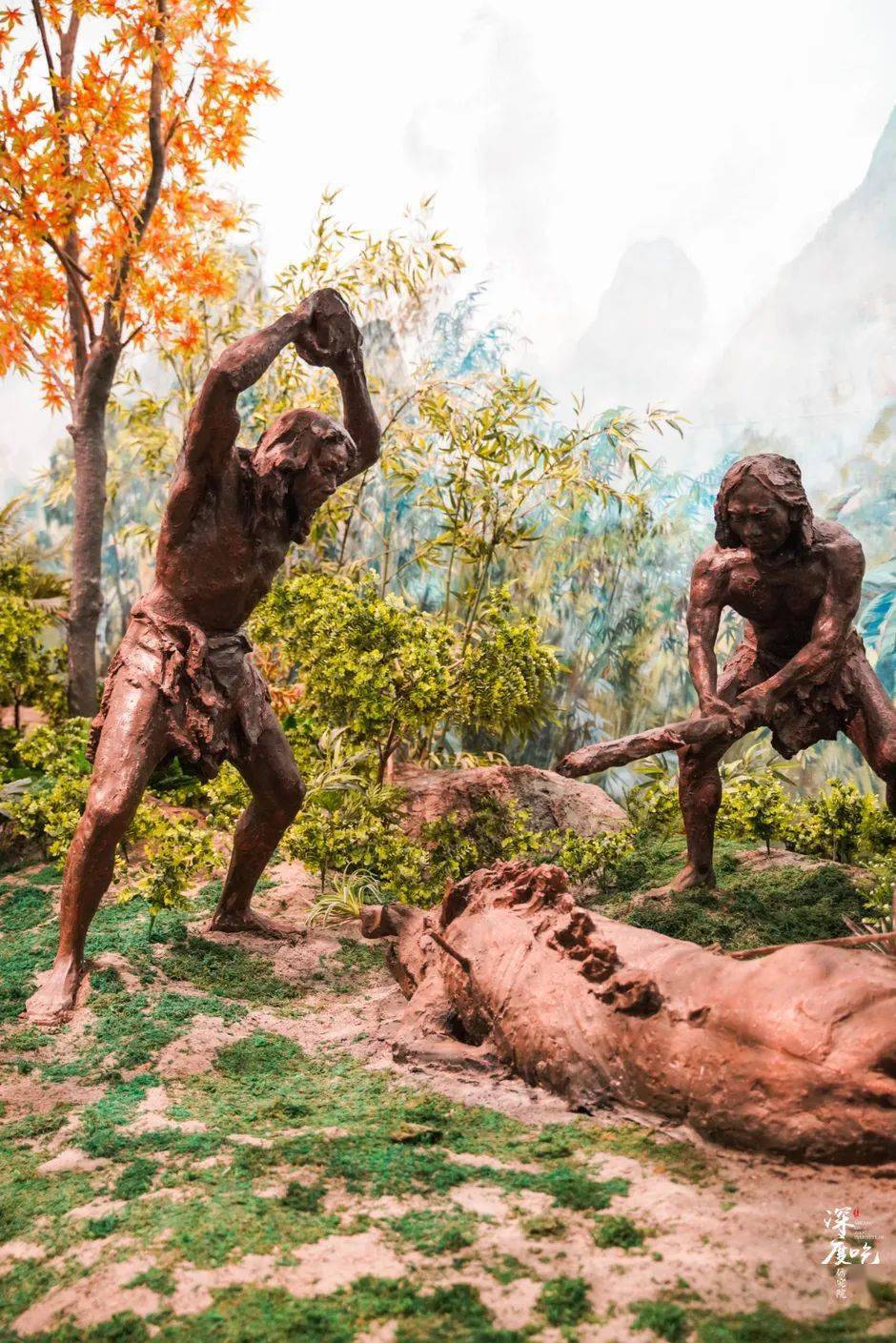 "地球·往事"展厅和"洞穴家园"展厅,博物馆外有恐龙等雕塑,以及白莲洞