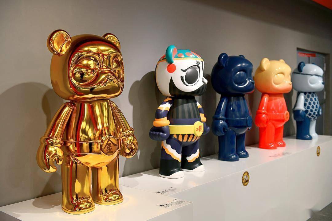 100只潮玩熊猫ip现身春熙路 "首展经济"展现成都经