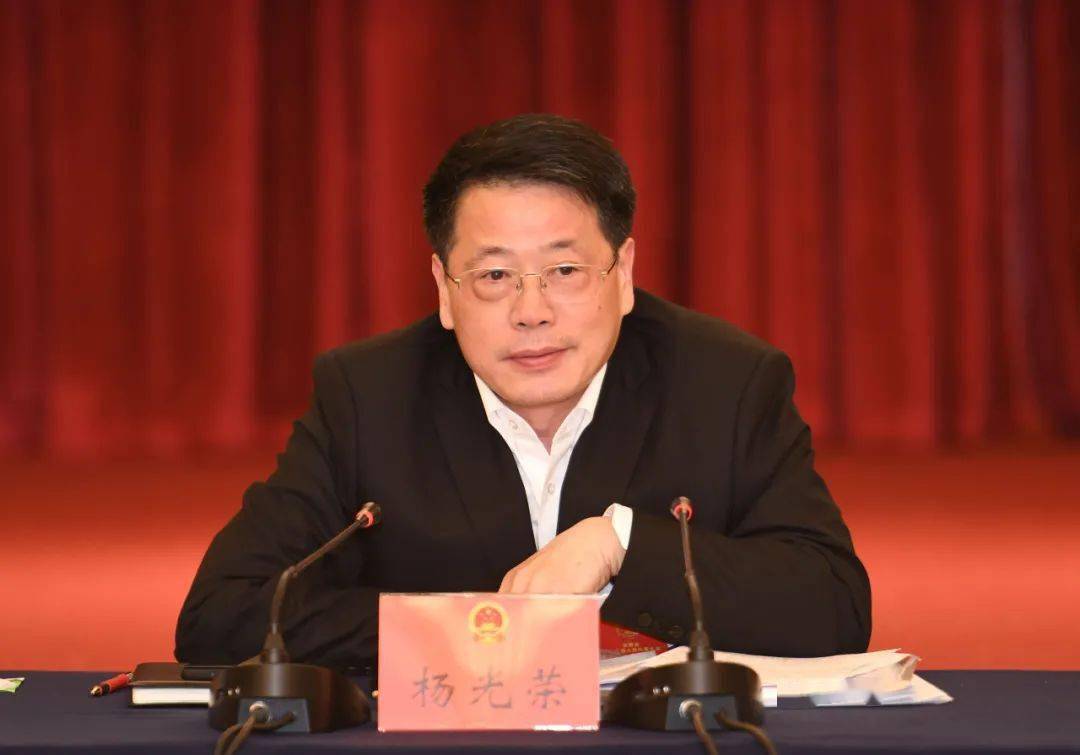 杨光荣在审议时说,省《政府工作报告》总结了去年以来全省经济社会