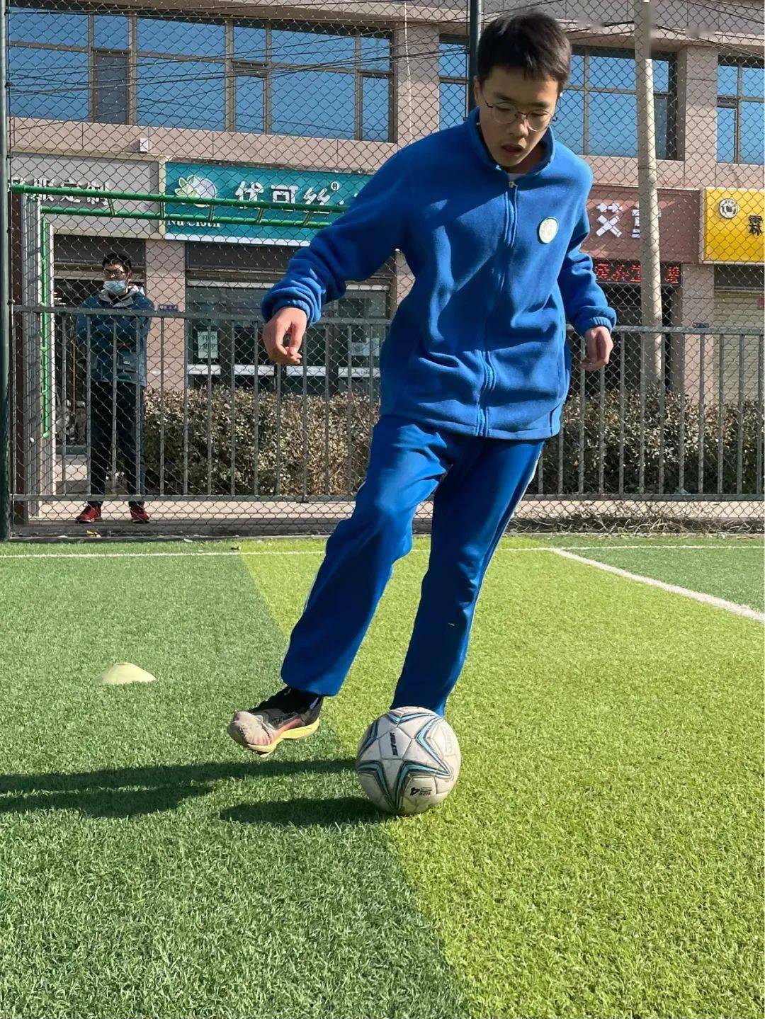 你认真踢球的样子真帅