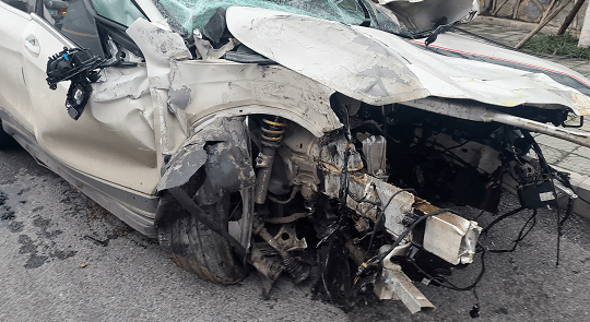 奔驰飞过隔离带砸坏对向宝马车发动机都飞出来了事发贵阳这里