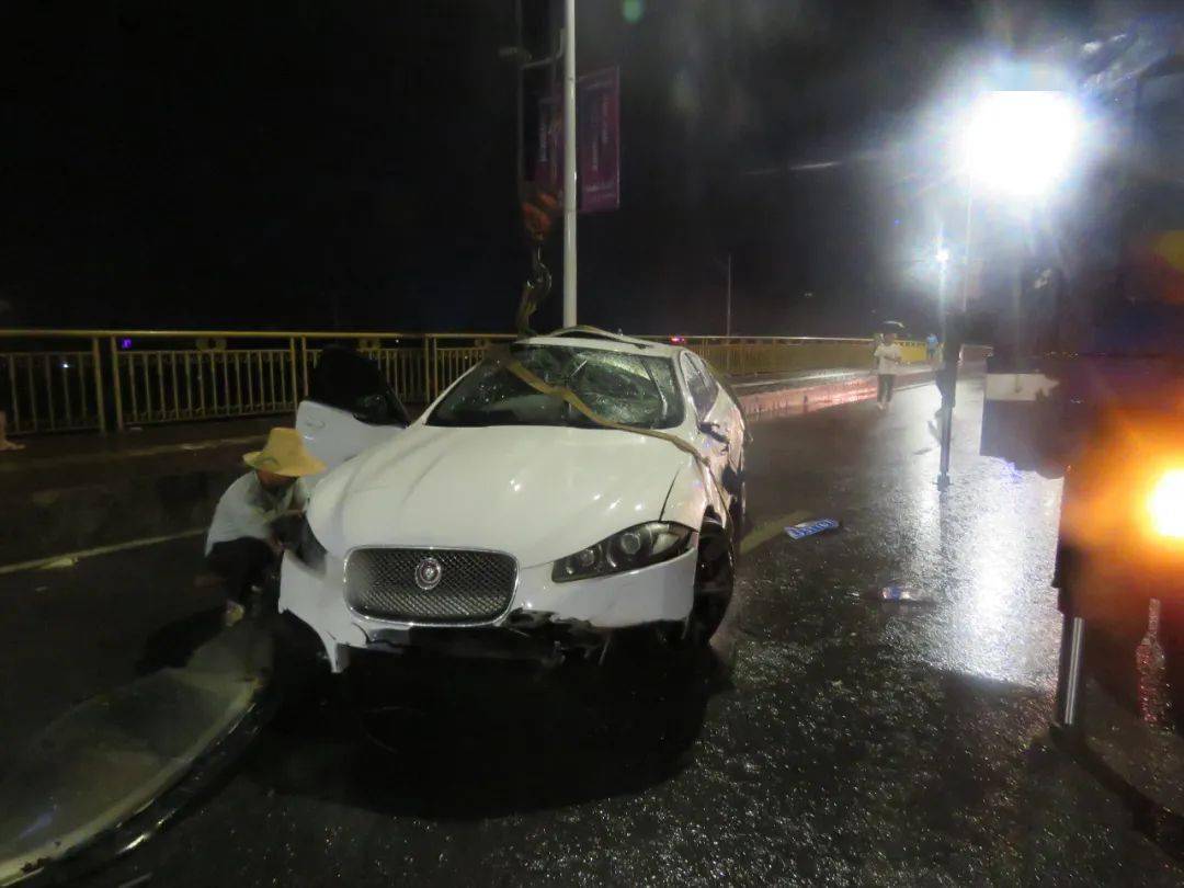 灵峰大桥一白色小车翻车了驾驶员没系安全带