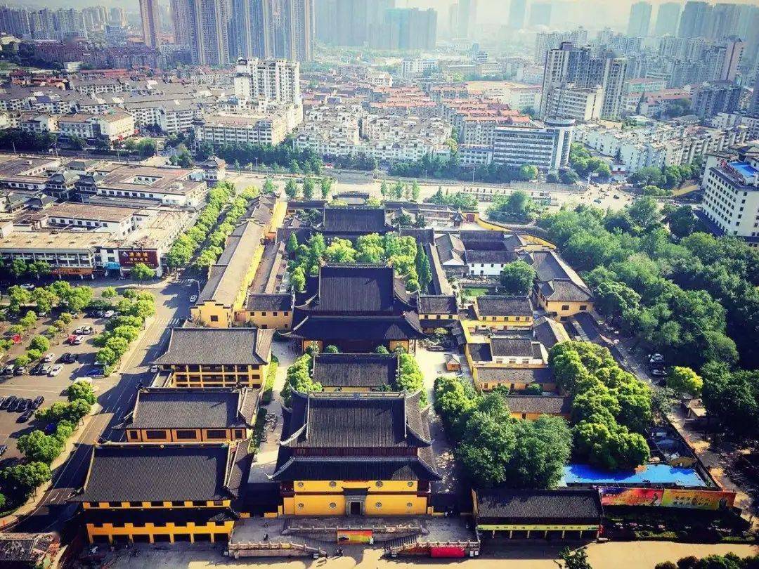 天宁寺相传本为东晋太傅谢安别墅,太元十年(385 年)谢安镇广陵时居此