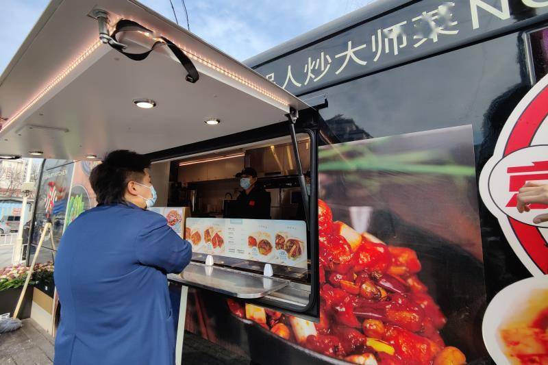 机器人上岗炒菜！便民移动餐车开到崇文门