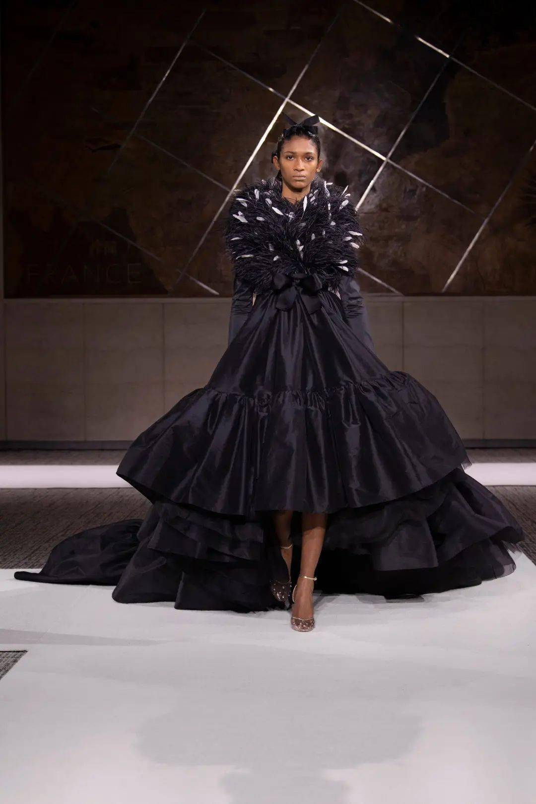 定制 【秀场】Giambattista Valli 2022 春季高级定制时装秀