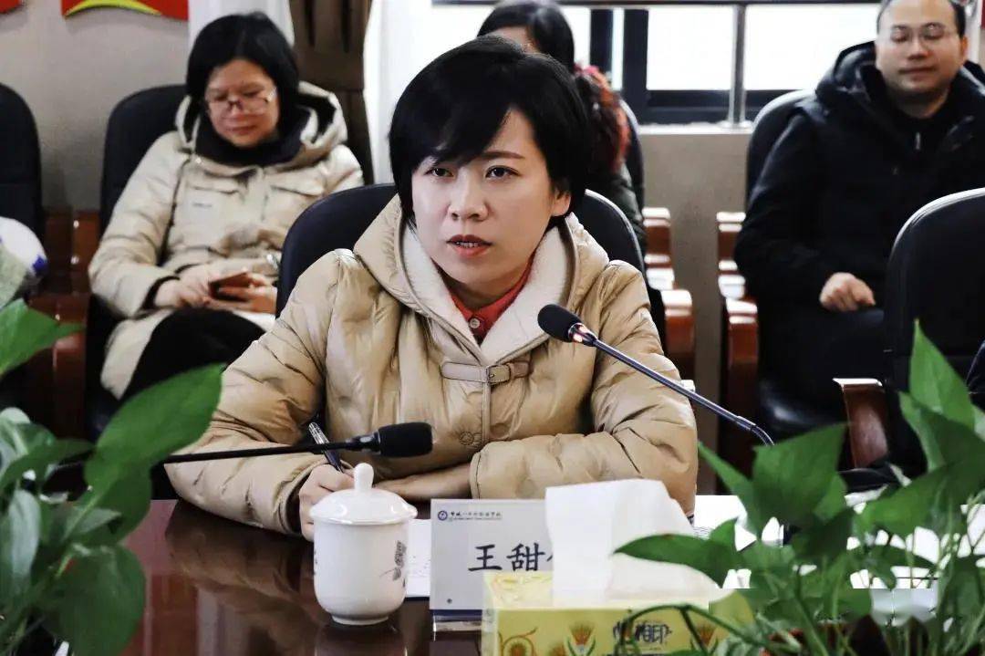 1月16日,望城一中外国语学校召开主题研讨会,学校班子成员,教师代表