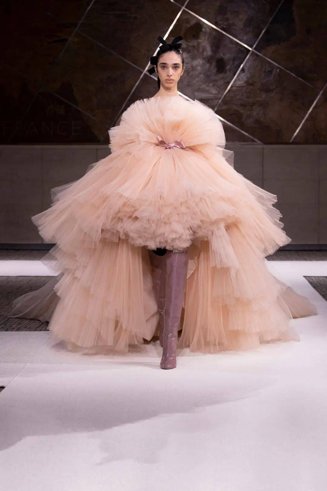 定制 【秀场】Giambattista Valli 2022 春季高级定制时装秀