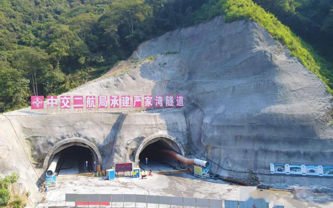严家湾隧道位于益阳市安化县潺溪口村,右线长1196米,为连拱,小净距