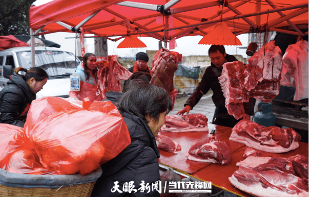 开阳县双流镇修葺路面规划上千停车位丨乡亲赶乡场 感受别样年味