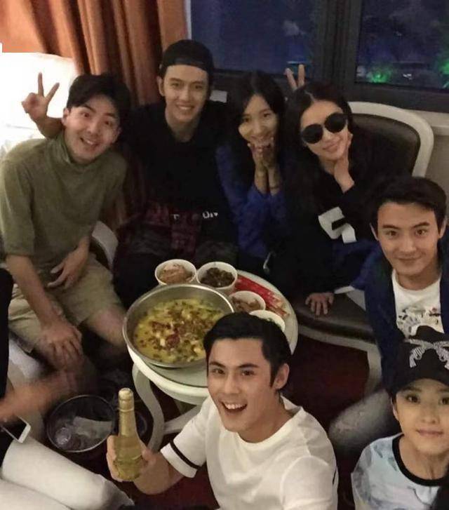 任嘉伦参加朋友聚会娇妻一起同台幸福的一对