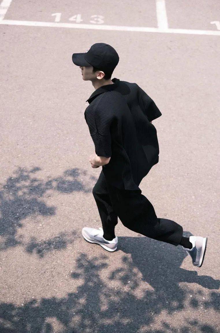 白敬亭拍照怎么能这么好看!_镜头_示范_背影