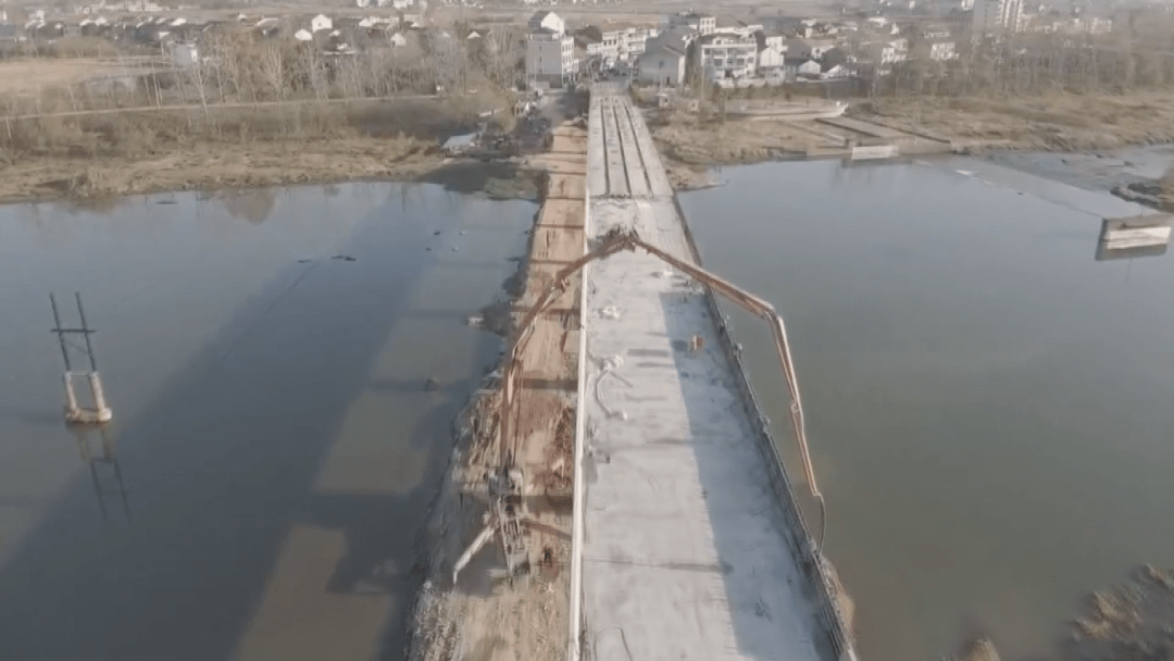 1月19日,记者前往四合庄大桥建设现场一探究竟.大桥建设进展情况如何?