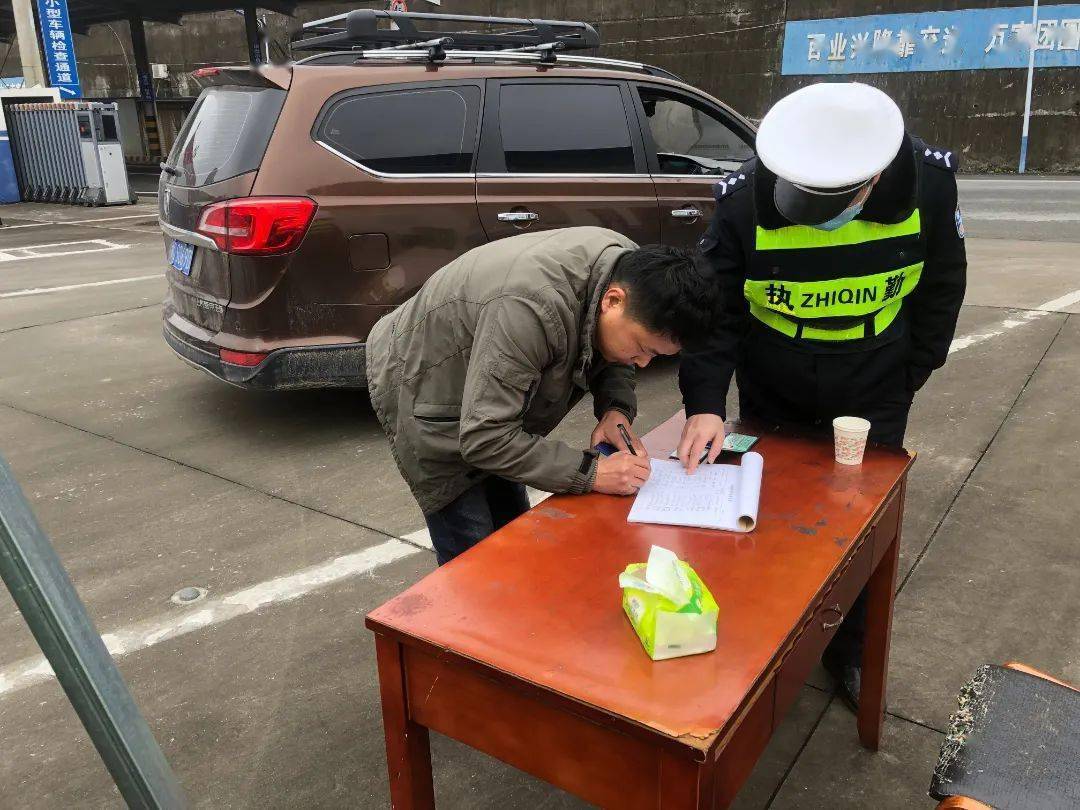 对"两客一危一货",工程车,"营转非"大客车等重点车辆进行逐车登记检查