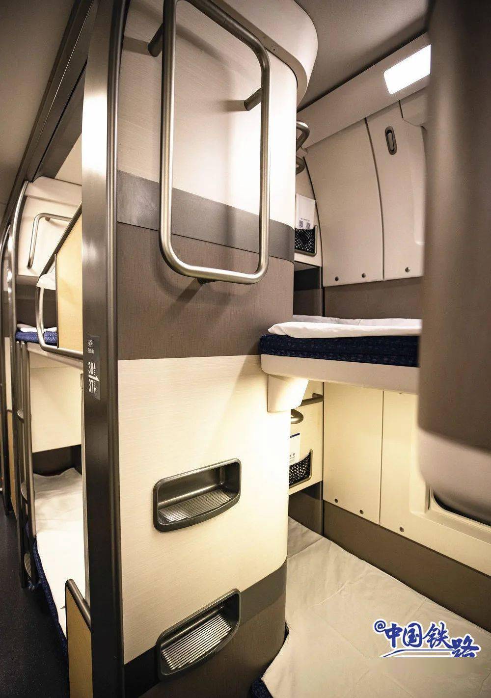 网友惊呼:这是移动宾馆吧_"双层"卧铺动车组春运首秀_列车_铺位