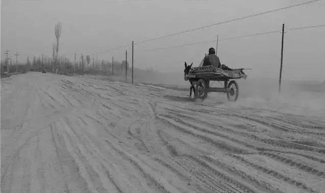 現在的公路狀況過去的開耕種地現在的機械化播種棉花過去麥蓋提縣葉爾