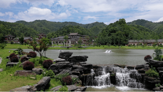 宜黃曹山水利風景區曹山水利風景區座落在宜黃縣城西12.