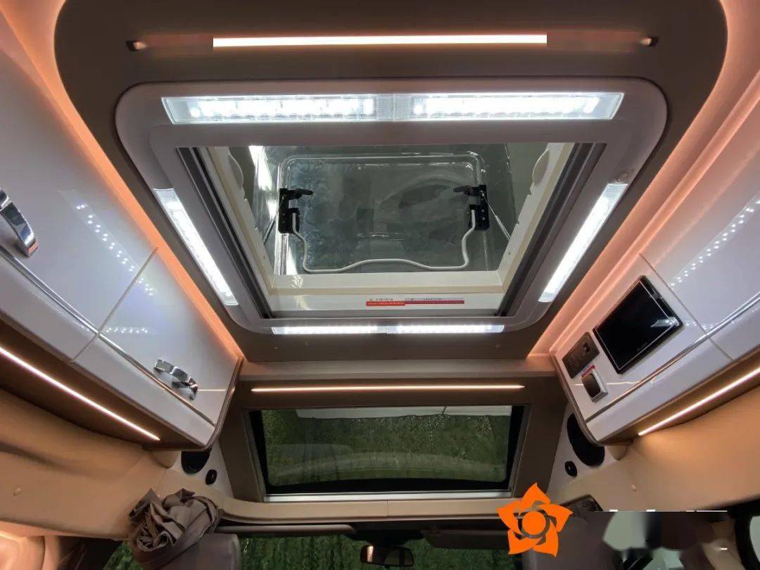 福特全顺房车5.99米的 df5a1f3b4ebe42d599f484a2a212516e.jpeg