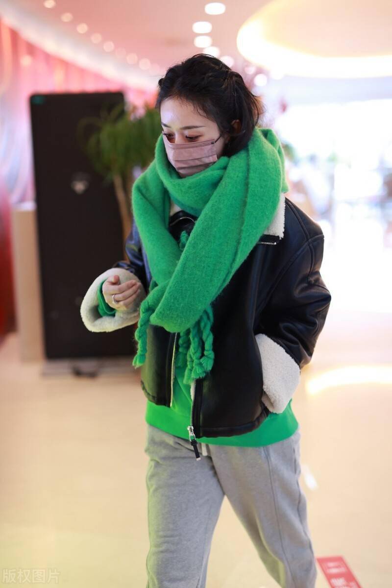 赵丽颖认真过冬,翻领外套搭绿色围巾温暖减龄,用手挡脸太可爱_休闲