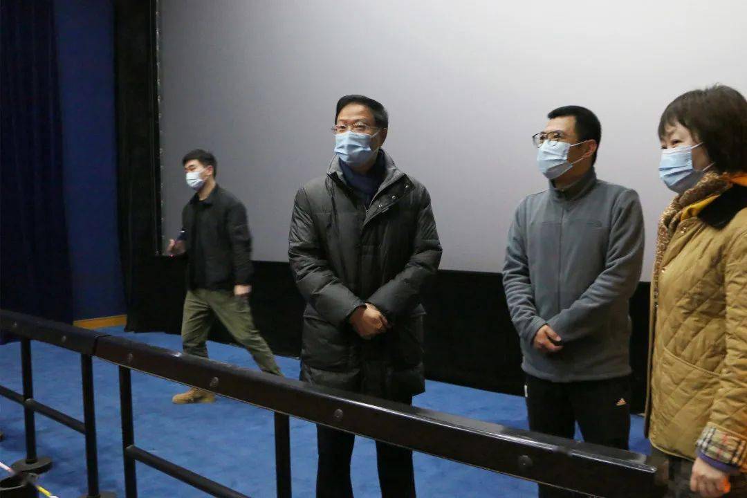 在嘉定影剧院,陆强一行检查了影院的入场检测,消毒,防疫宣传,防疫物品