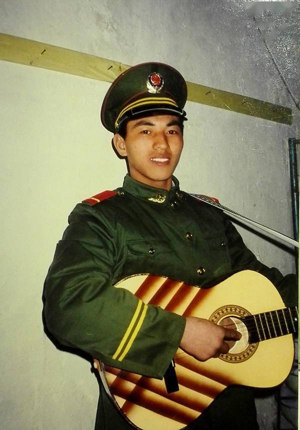 中国退役军人丨阿振退伍后漂泊20多年他的歌声中充满了对军营的眷恋