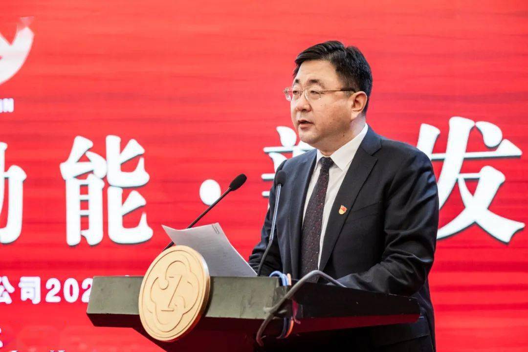 招远市委副书记,代市长史鑫为获得"优秀企业家"奖的先进个人颁奖