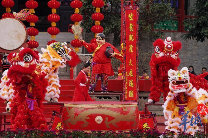 图集」现实版《雄狮少年》上演,宝墨园举行水上醒狮表演_国潮_梅花桩