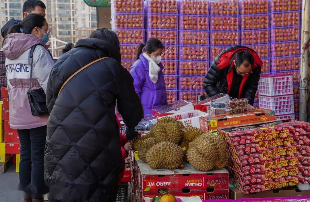 位于白沙洲的光霞果批大市场是武汉最大的水果市场,光霞离三环还有两