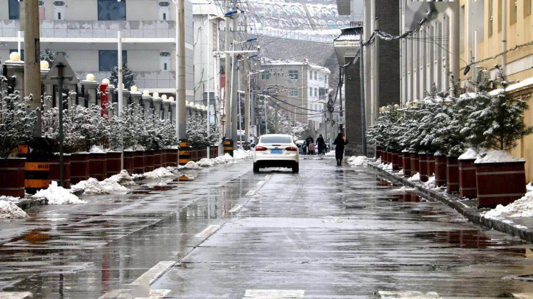 延长县干部职工齐上阵扫雪除冰保畅通