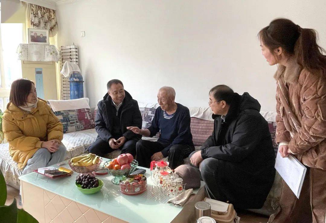 并代表市委,市政府感谢离退休老干部为乌兰浩特市建设所作出的贡献