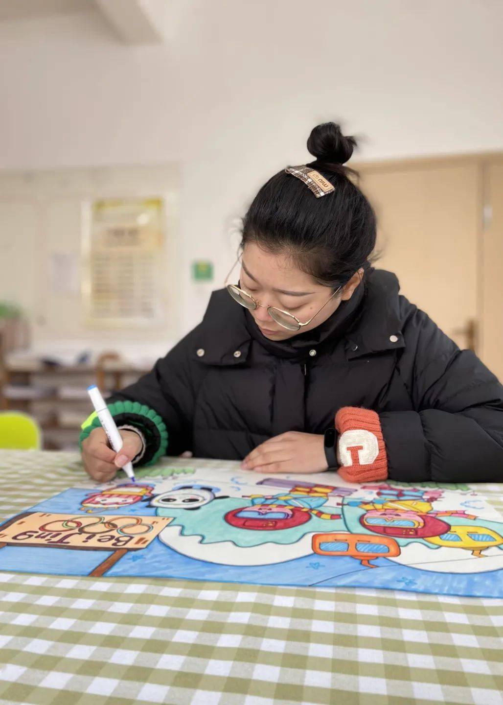 画面中,萌萌哒雪融融正在为运动员加油喝彩,鲜红的五星红旗在高高飘扬