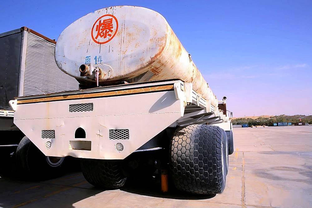 沙漠之舟"石油运输车.沙漠之舟"石油运输车.沙漠中的塔中油田.