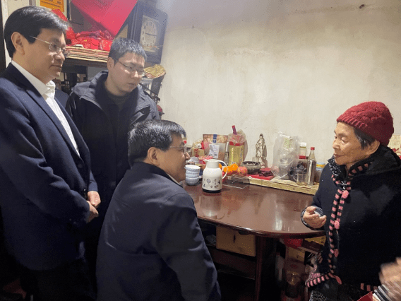 同志慰问连云港市东海生态环境局综合行政执法局朱海涛女儿朱恒语