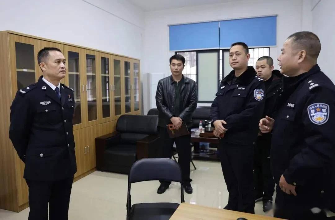 1月21日下午,鹿寨县副县长,公安局党委书记,局长熊启尧到县局指挥中心
