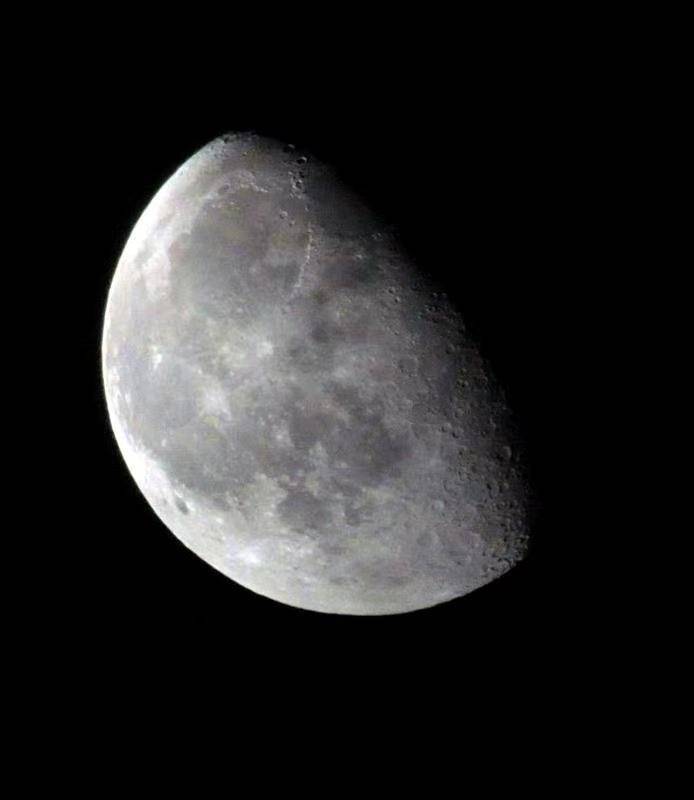 月球|嫦娥五号发现月球上的水，还藏着哪些秘密 | 新京报专栏