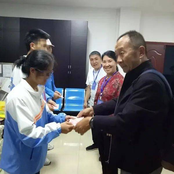 用赤诚之心走关爱之路——记第九届四川关爱明天十佳五老提名奖获得者张燕飞_石棉县_生活_青少年